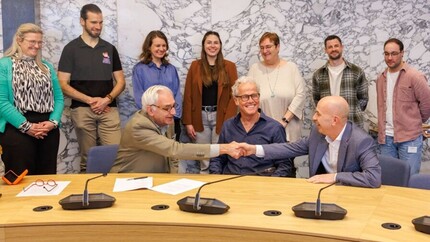 Mensen bij ondertekening van convenant